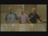 Hommes bourrés aux toilettes...