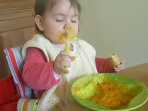 choupinette et son premier repas seule...