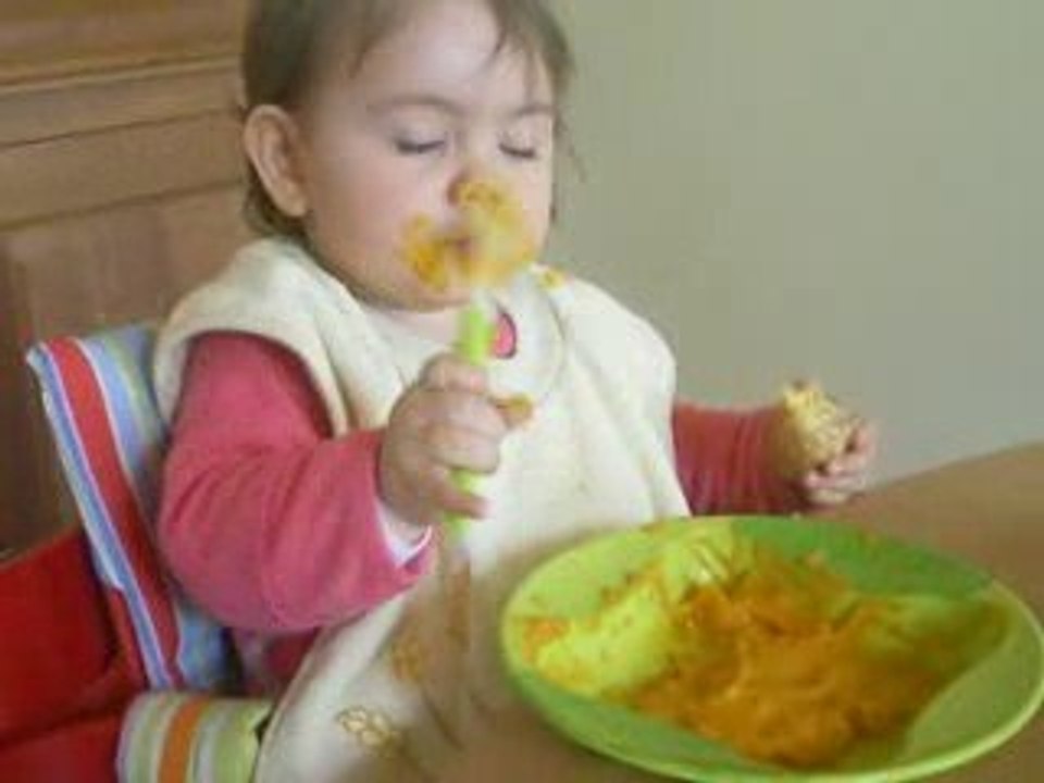 choupinette et son premier repas seule...