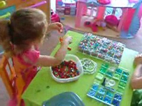 Loanne et Maëlle font des colliers...