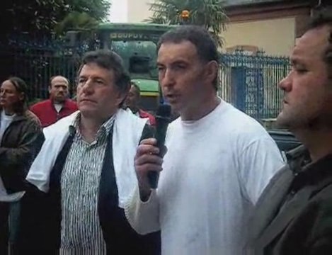 Tarbes manifestation des agriculteurs devant la préfecture