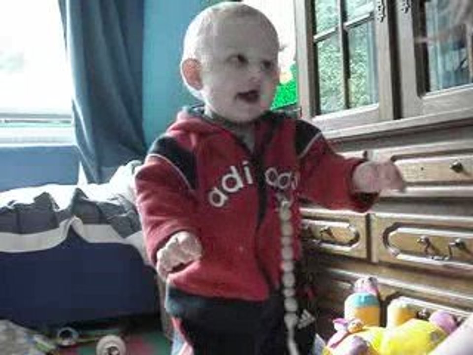 LUCAS TIENT DEBOUT