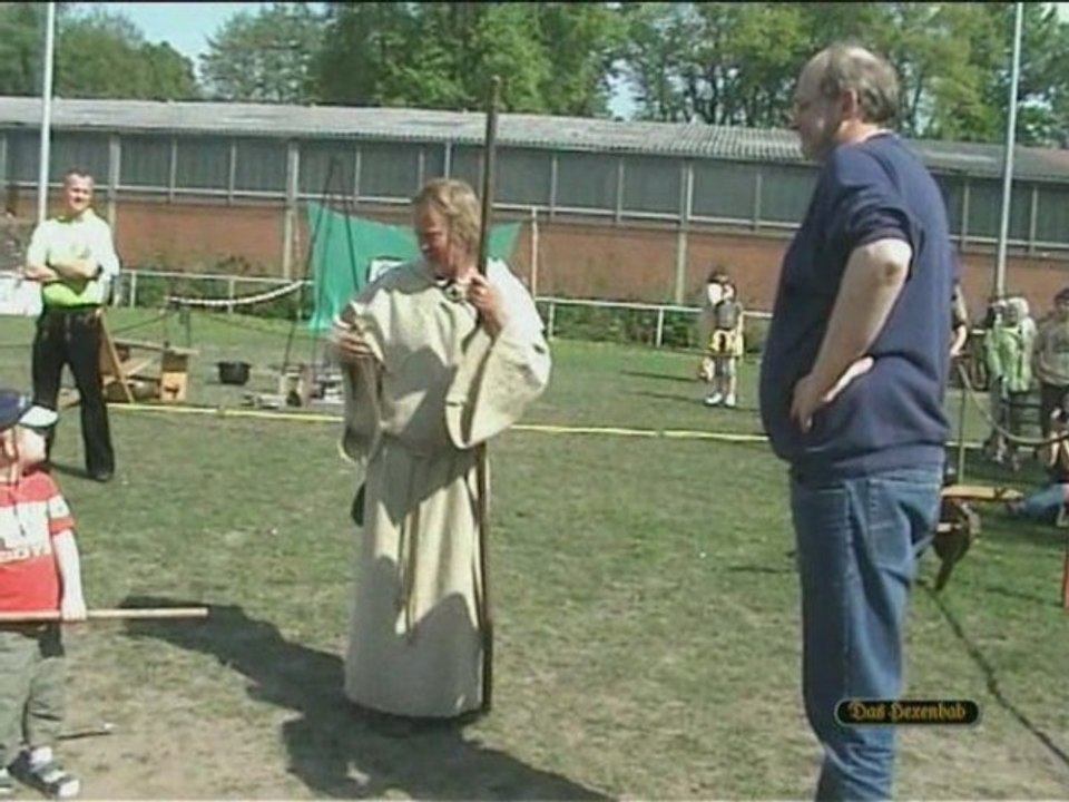Ausrufer Mecki wird bei seiner Befragung unterbrochen