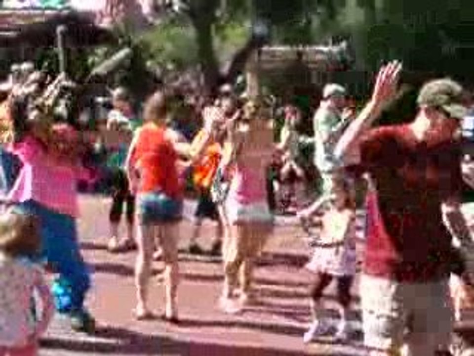 Loanne danse le "Hockey-Pockey"