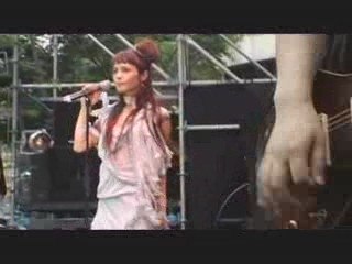 Live d'Olivia dans la rue de shinjuku ( A little pain )