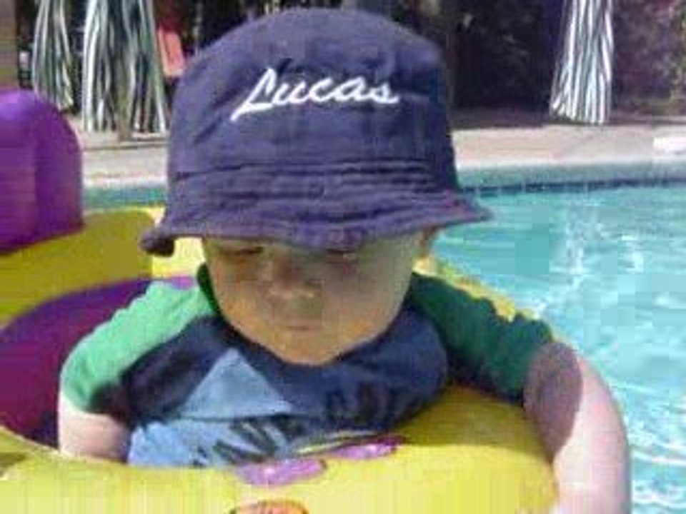 Lucas dans sa bouee