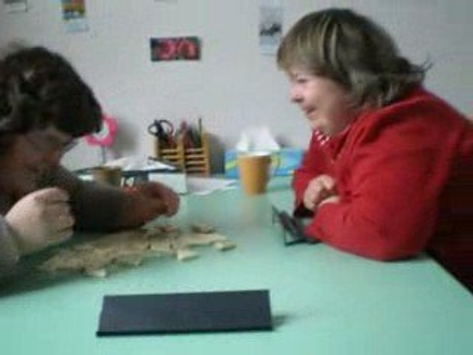 Séverine et Fabienne faisant des jeux de société