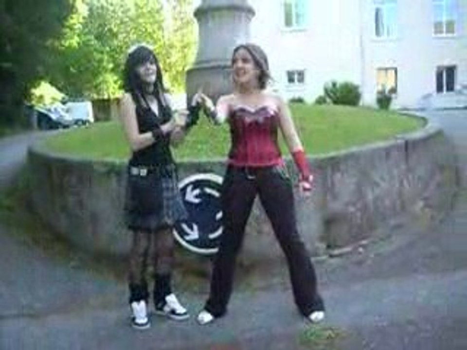 Caroline qui"m'apprend" a danser.