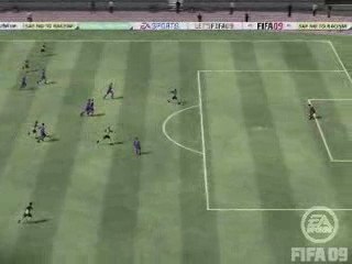 Tir sur le poteau. Le gardien devis le ballon dans ses buts