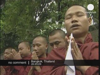 Moines chantant pour la paix devant l'ambassade du Myanmar