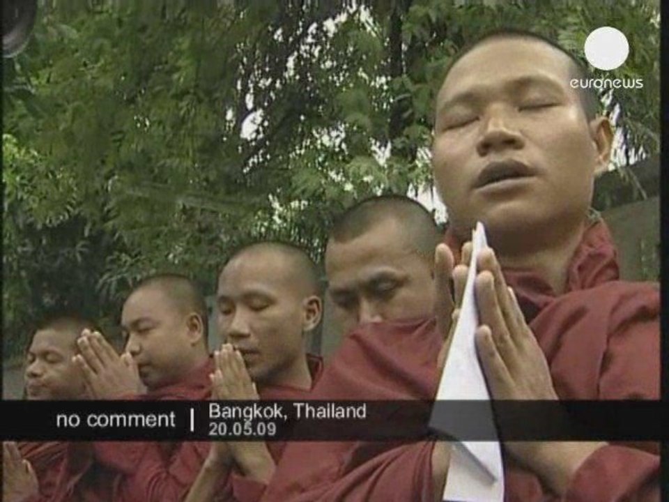 Moines chantant pour la paix devant l'ambassade du Myanmar