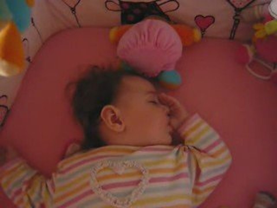 Maëly a trouvé son pouce !