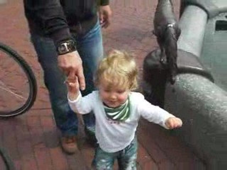 21.05.09 Mika läuft alleine zum Brunnen! §:o)