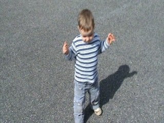 Gwendal est capable de marcher seul mais ... 1/3