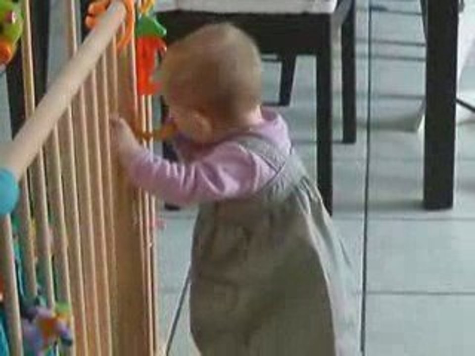 Petite Louise se lève toute seule