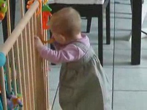 Petite Louise se lève toute seule