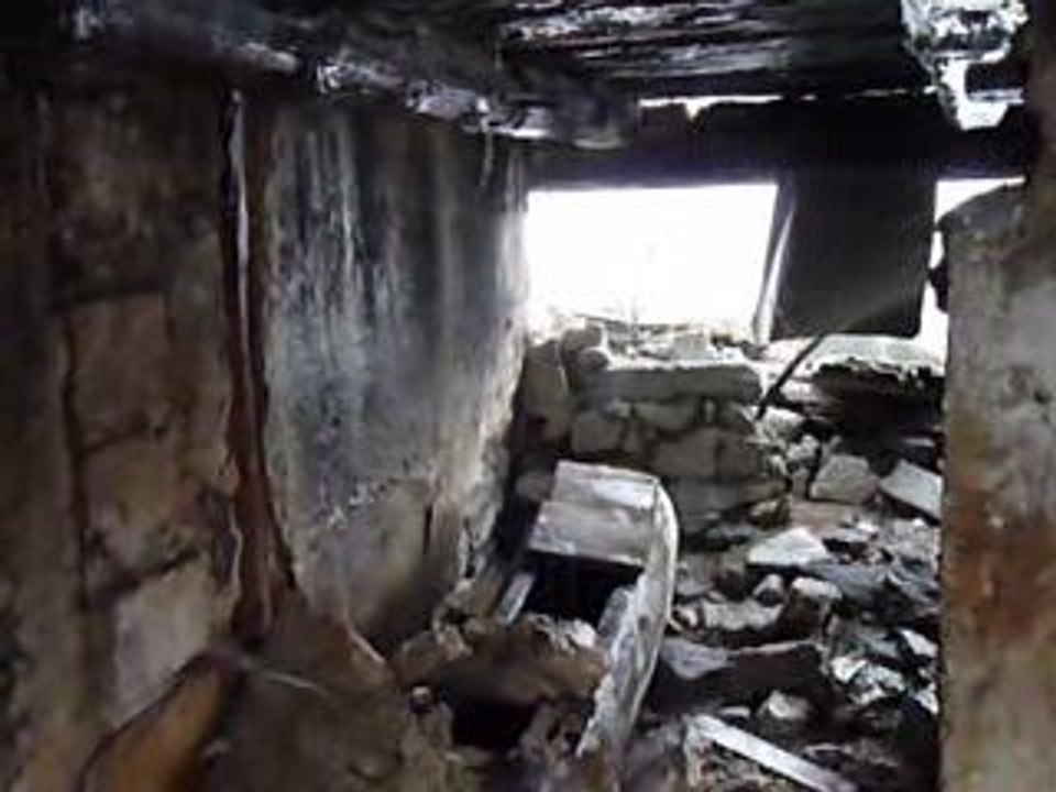 fonte de neige au travers du chalet