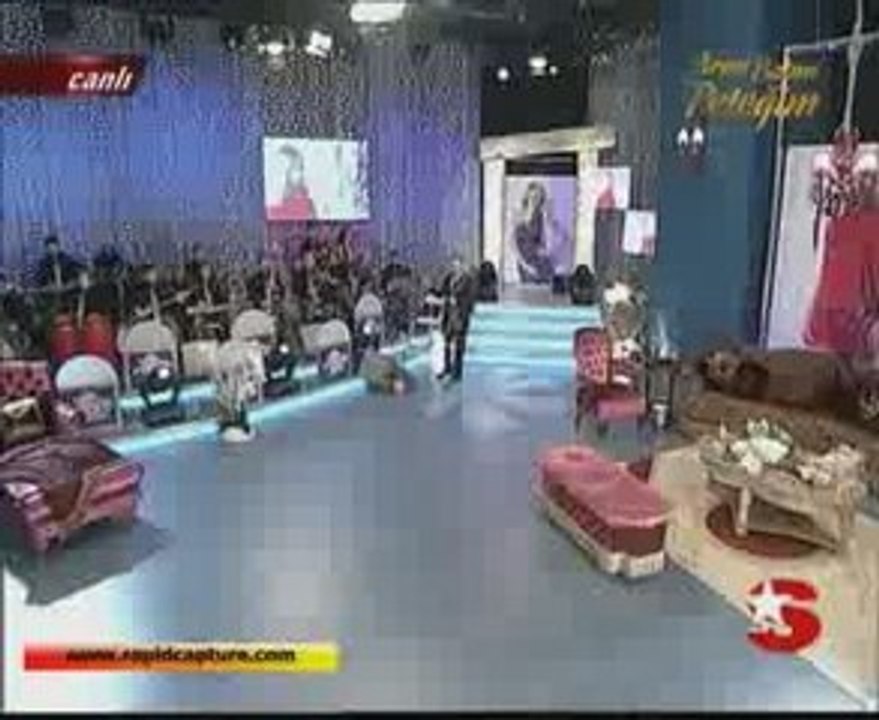 Petek Dinçöz Sarılar İçinde Güneş Gibi Parlıyor