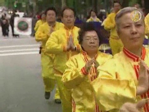 Последователи Фалуньгун участвуют в параде в честь Мартина Л