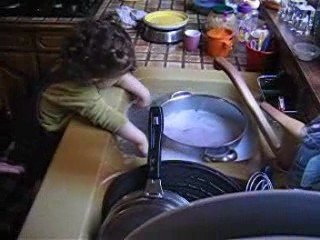 Chloé fait la vaisselle