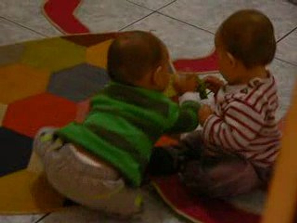 2 premiers pas d'Ismaël puis scène de jeux avec Niamey