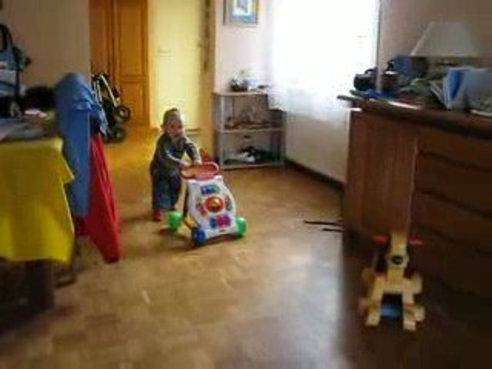 18_alexis marche avec son pousseur (16 mai09)