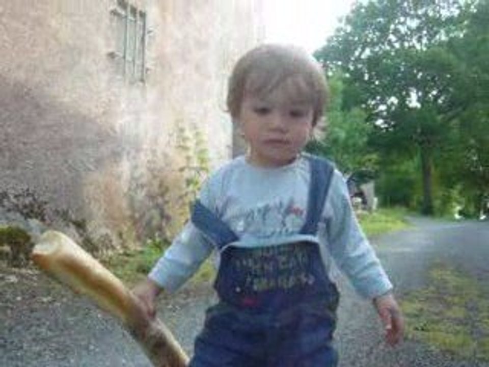 malone apporte le pain à table!