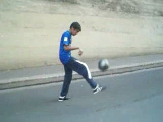 mon pote qui jongle sur la route