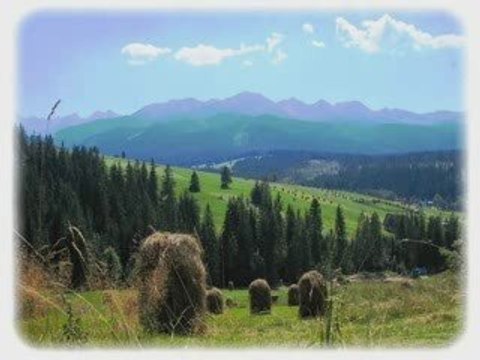 Mały domek pośród gór