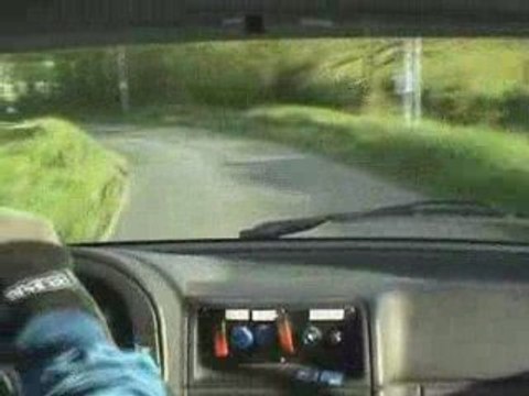 Rallye de la Suisse Normande 2009 - glisse entre maisons