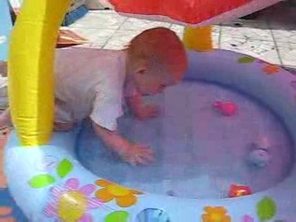 Lara dans sa piscine