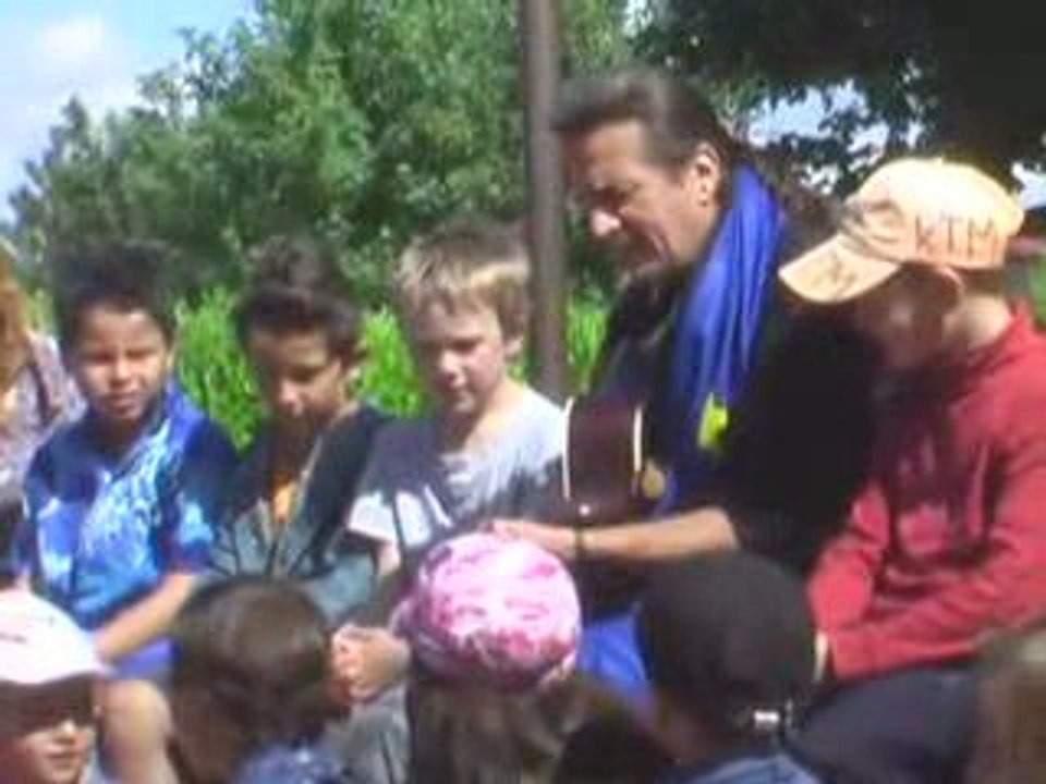 Lalanne apprend la chanson aux  enfants