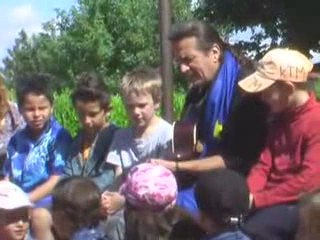 Lalanne apprend la chanson aux  enfants