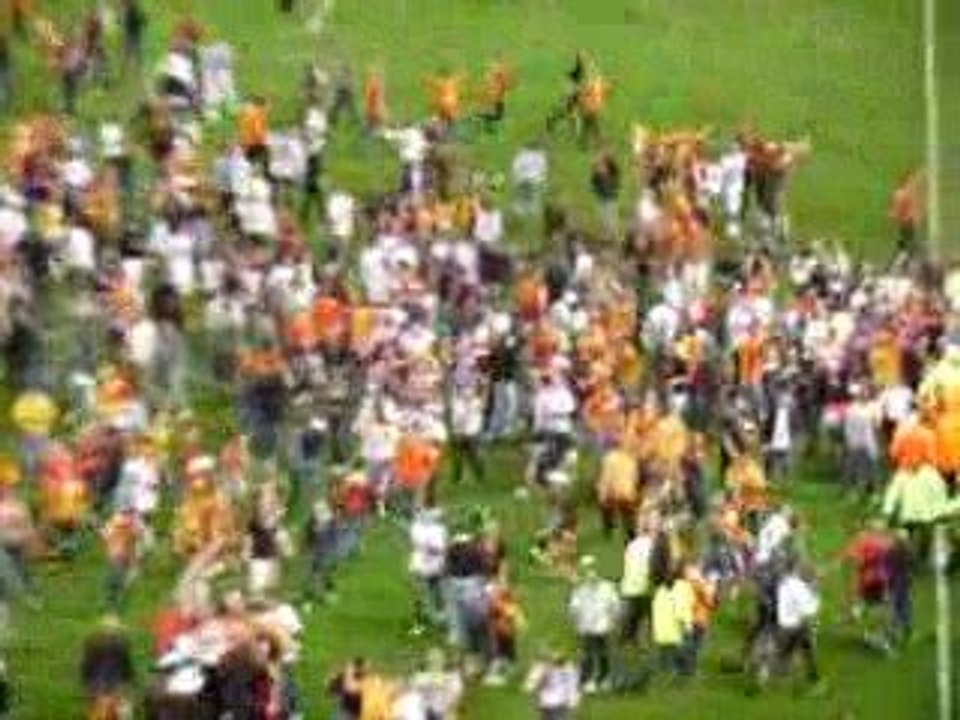 Envahissement supporters lensois au stade bollaert