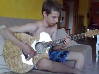 remi joue a la guitare