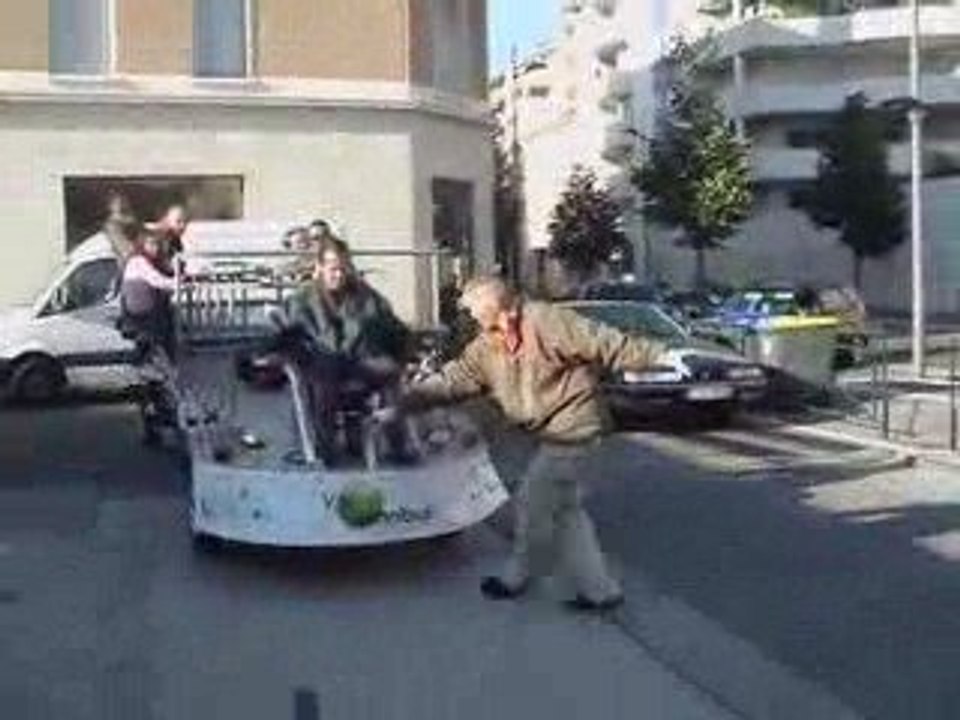 Francis aux commandes du Vélomnibus