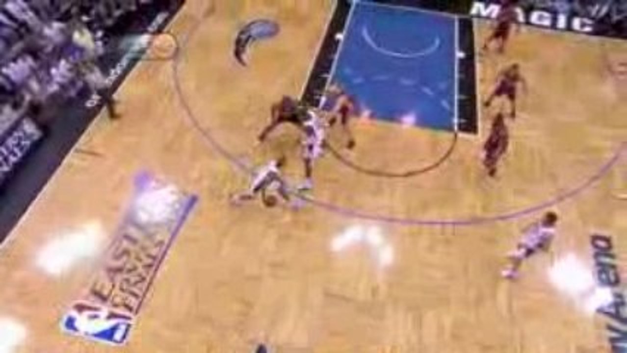 Dwight Howard throws it down off the nice feed...