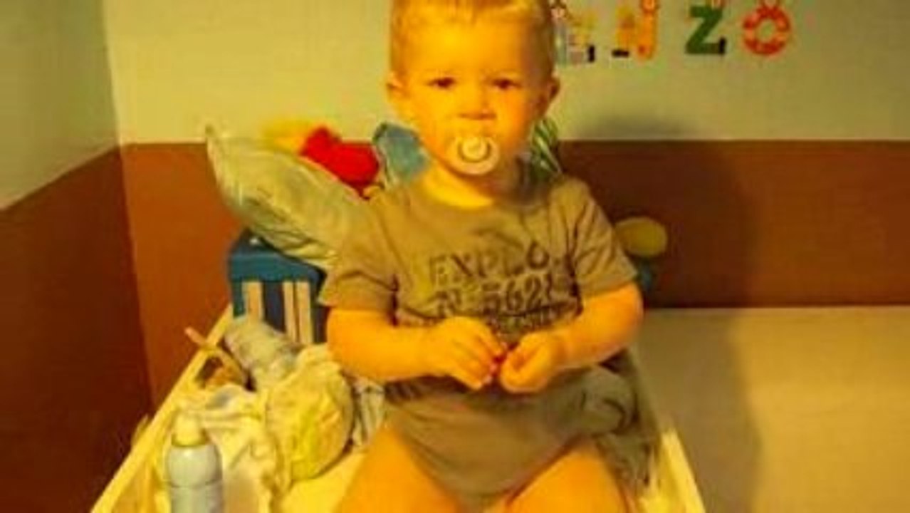 Zozo sort tout seul du lit