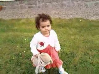 gabrielle dans le jardin de son arrière grand mère