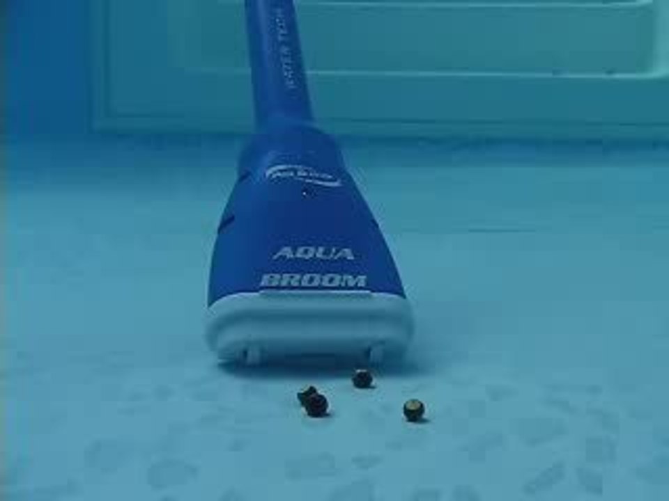 Aspirateur piscine+spa POOL BLASTER Aqua Broom VigiPiscine