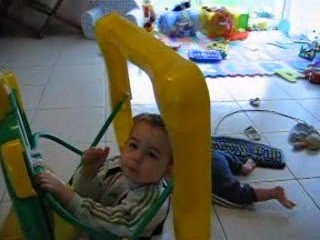 noa en pleine bricole, mila traine a coté lol