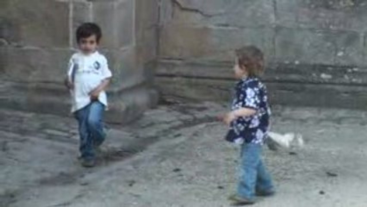 Antoine et tancrede fight devant l'église