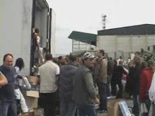 Action des producteurs de lait devant le Leclerc de Dinan