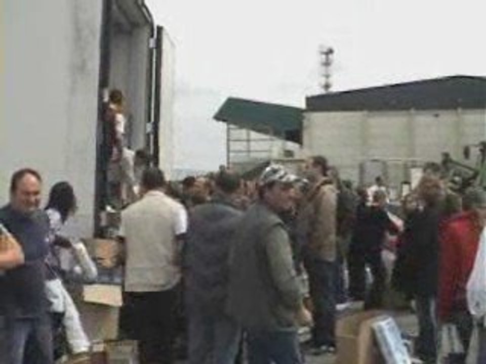 Action des producteurs de lait devant le Leclerc de Dinan