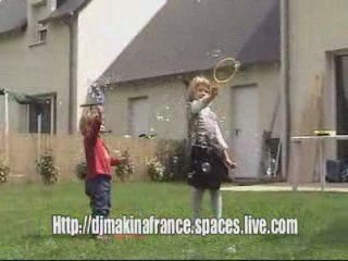 Clara & Léane : Les filles font des bulles de savon