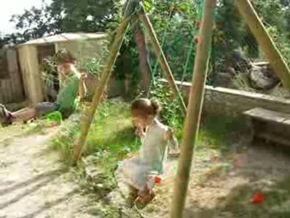 tom et lola sur la balançoire MVI_0087