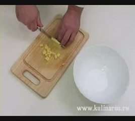 Пикантный салат с копчёным сыром