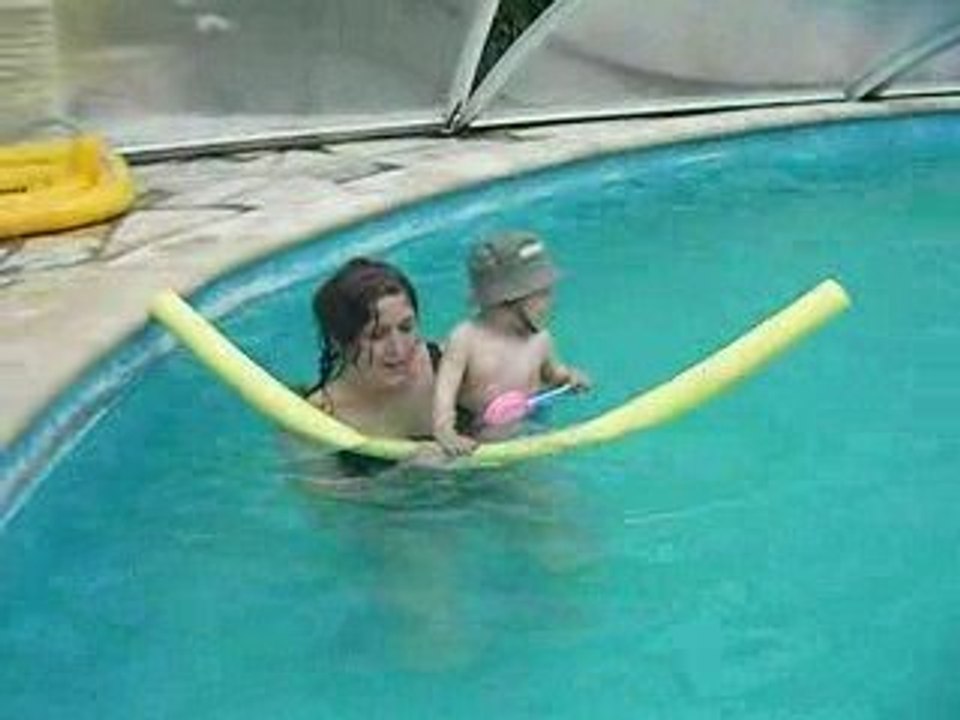 bébé redécouvre la piscine (val)