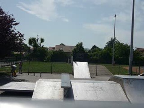 Skate: Max en 50-50 sur le ledge de craponne