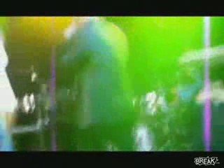 sbatte giù il fan dal palco